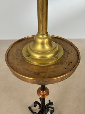 Antik gulvlampe med grønne glasskærme.