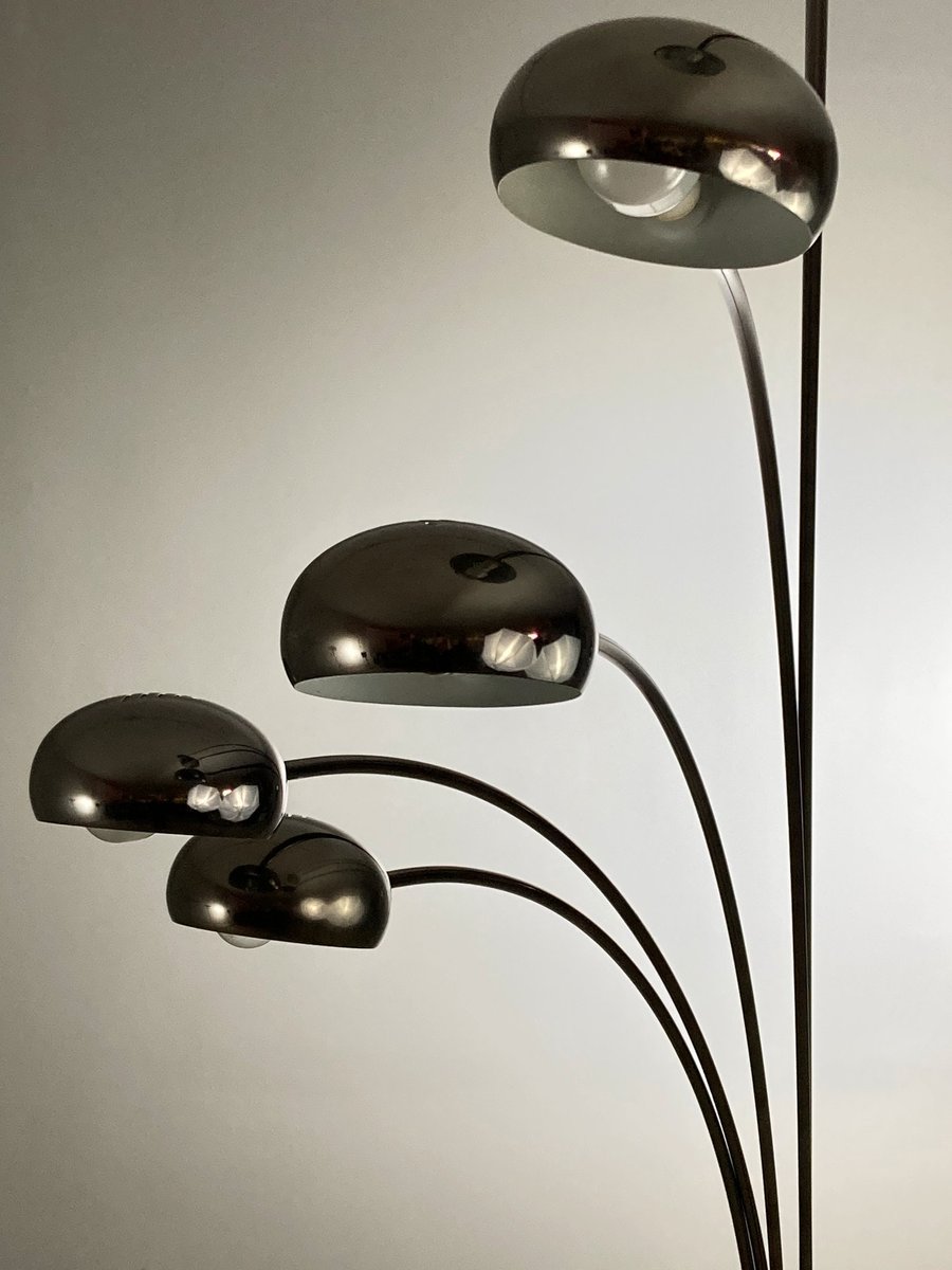 Gulvlampe i krom stål og marmor