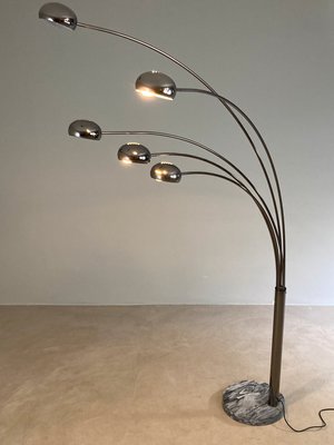 Gulvlampe i krom stål og marmor
