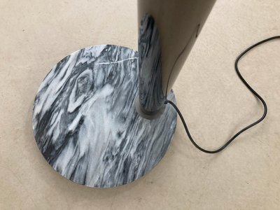 Gulvlampe i krom stål og marmor
