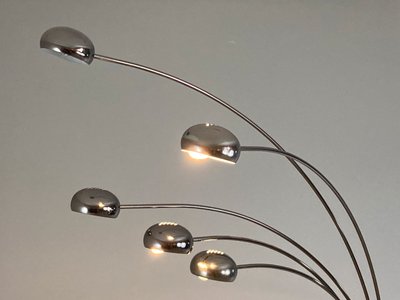 Gulvlampe i krom stål og marmor