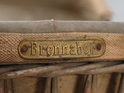 Antik barnevogn i flet og jern