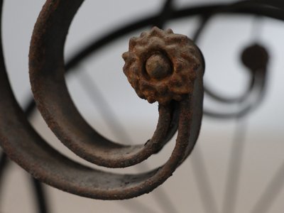 Antik barnevogn i flet og jern