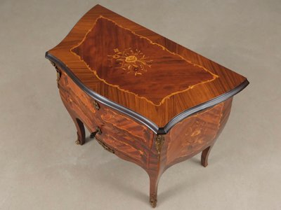 Antik kommode med intarsia