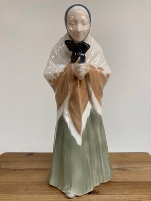 Royal Copenhagen Figur Kirkegængerske