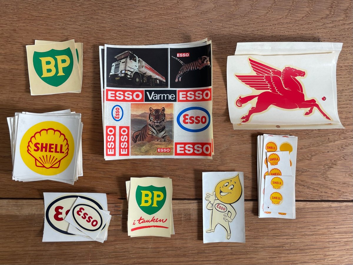 Vintage klistermærker fra Esso, Shell, BP, Mobil, Retro benzinstation og auto