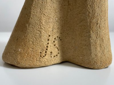 Abstrakt skulptur signeret JS