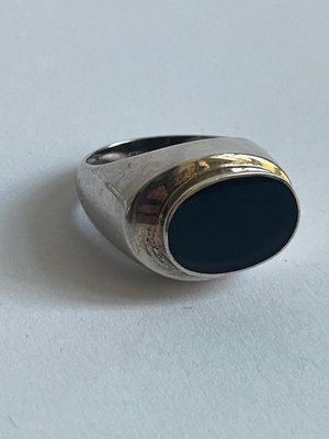 Enkelt og minimalistisk blank ring i sølv med onyx dansk guldsmed