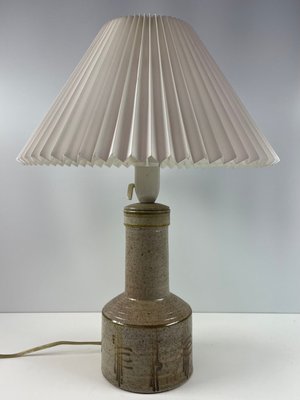 Retro bordlampe i stentøj med plisseskærm