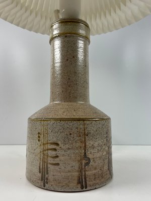 Retro bordlampe i stentøj med plisseskærm