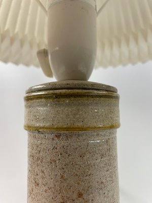 Retro bordlampe i stentøj med plisseskærm