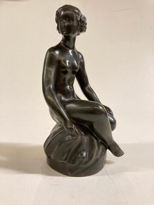 Bronzefigur, siddende pige