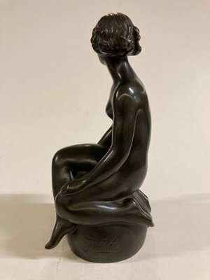 Bronzefigur, siddende pige