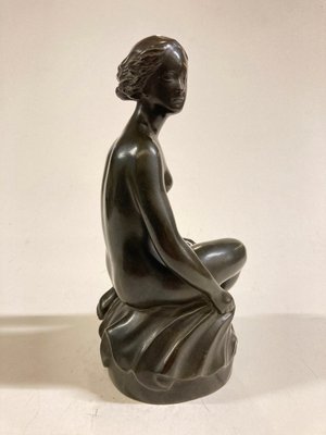 Bronzefigur, siddende pige
