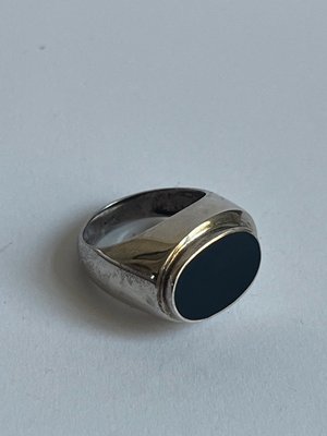 Enkelt og minimalistisk blank ring i sølv med onyx dansk guldsmed