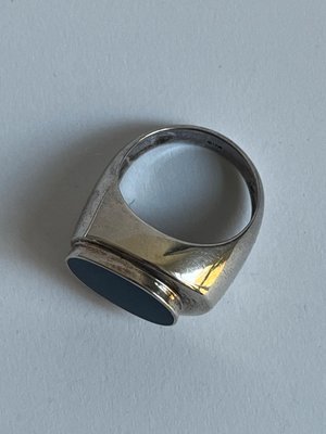 Enkelt og minimalistisk blank ring i sølv med onyx dansk guldsmed